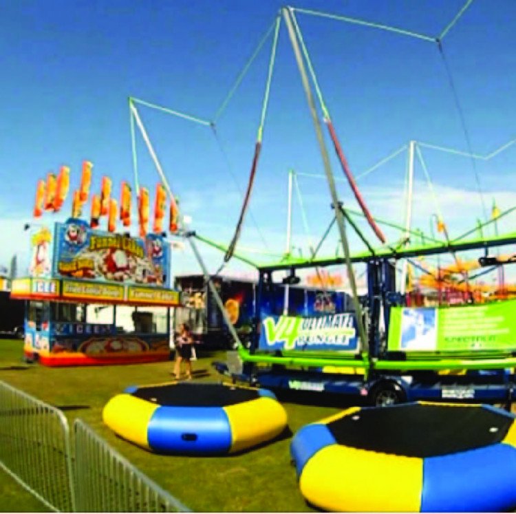 V4 Ultimate Bungee Trampoline incl staff (4 ppl)